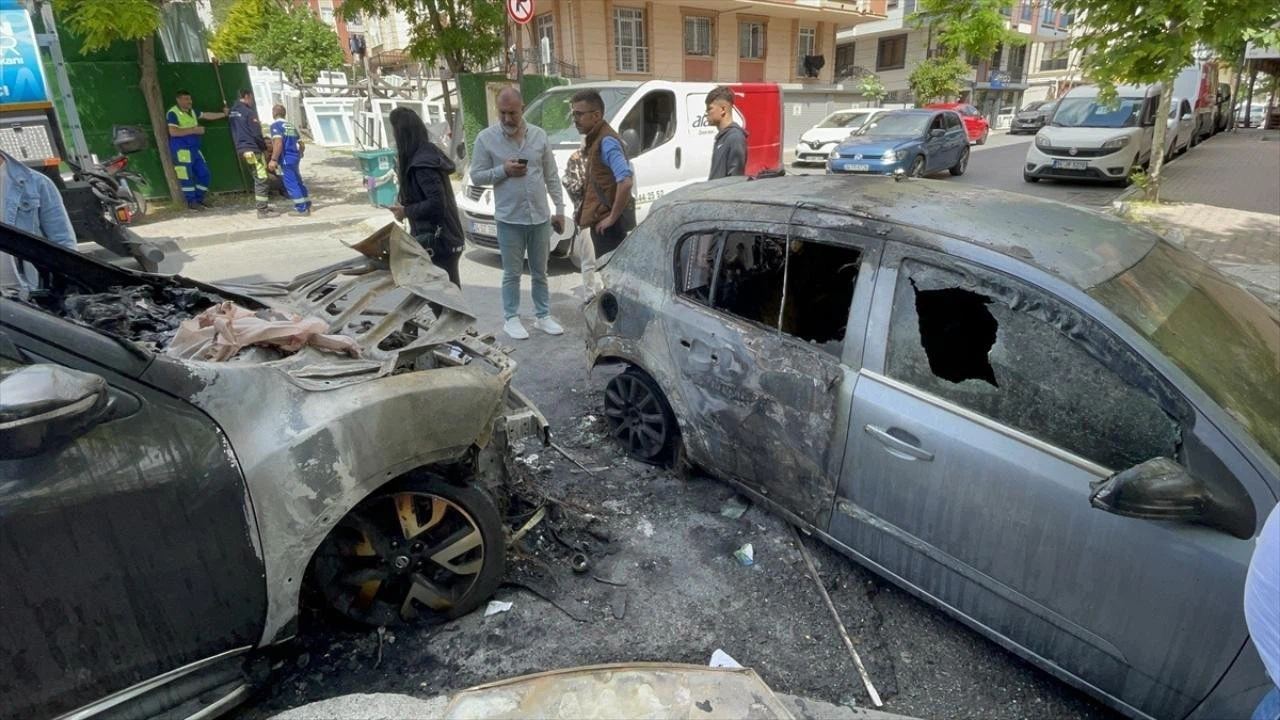 İstanbul Bahçelievler'de 2 otomobil kundaklandı!