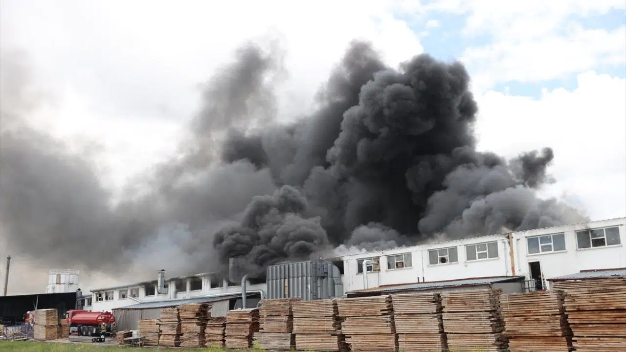 Ankara'da mobilya fabrikasında yangın çıktı!