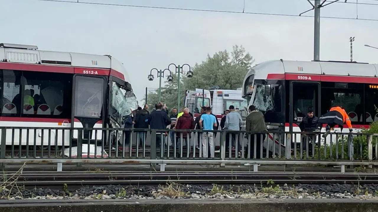 İki tramvay kafa kafaya çarpıştı! 14 yaralı!
