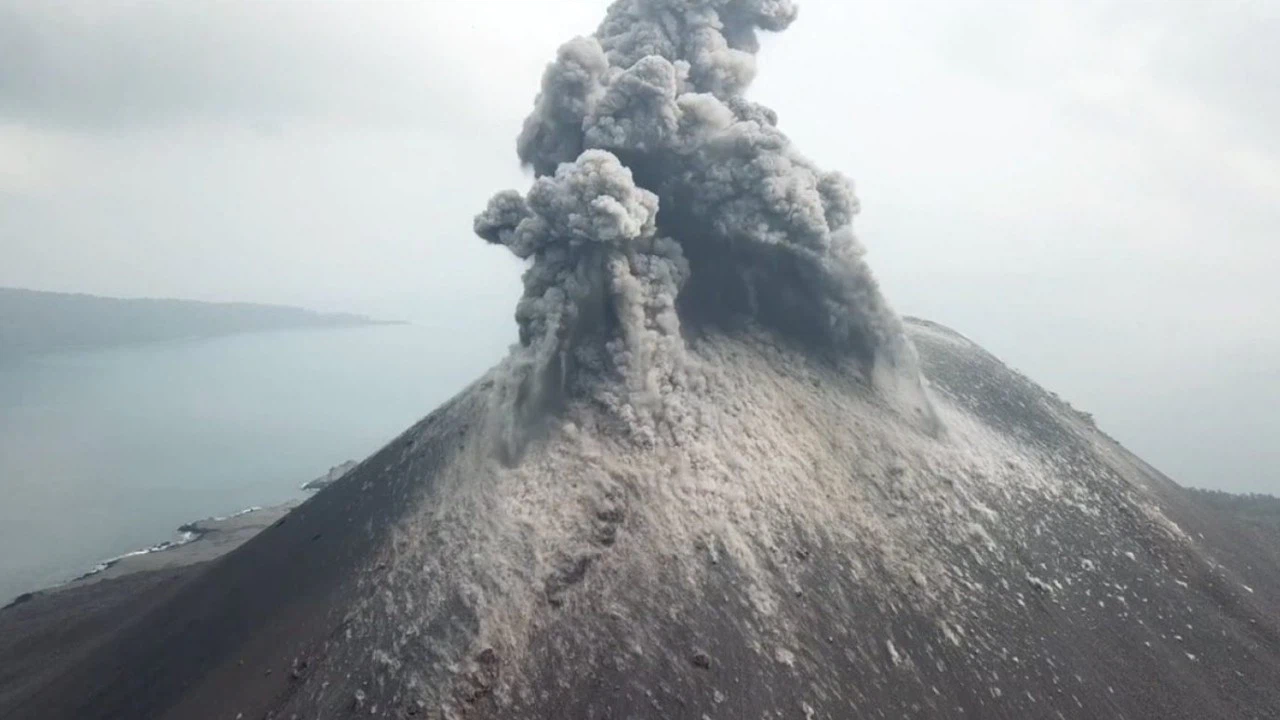 Endonezya'da Anak Krakatau Yanardağı faaliyete geçti!