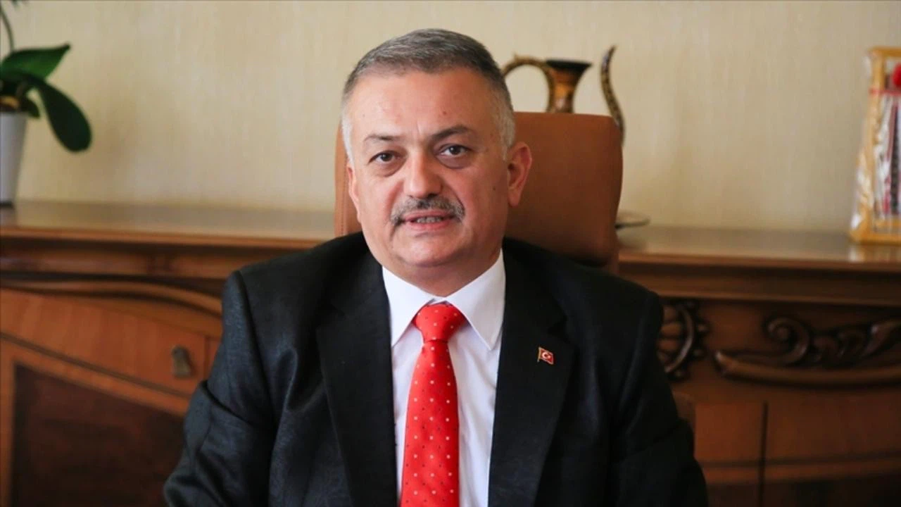 Antalya Valisi'nden turizmcilere "depremzede" teşekkürü