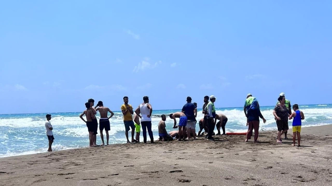 Akıntıya kapılan oğullarını kurtarmak isteyen baba boğuldu!