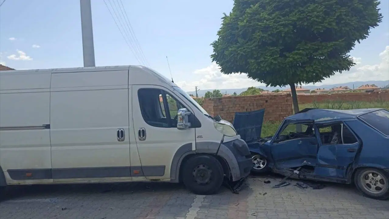 12 yaşındaki çocuk sürücü kamyonete çarptı! 5 yaralı