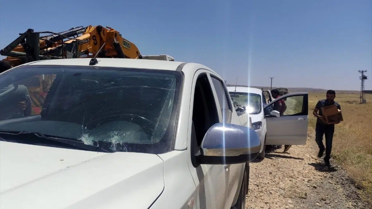 Diyarbakır'da kaçak elektrik denetimi yapan ekibi taşladılar!