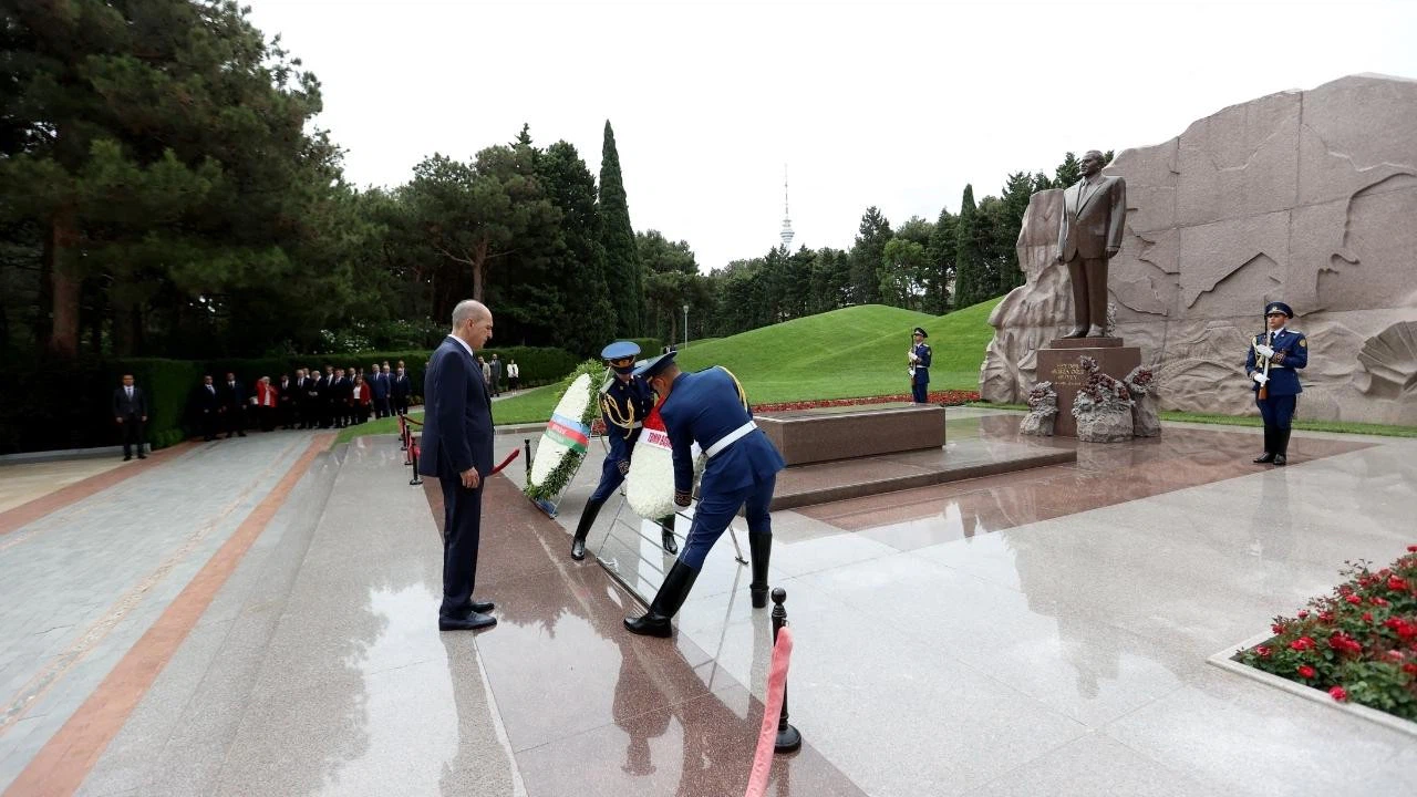 Kurtulmuş, Bakü Şehitliği’ni ziyaret etti!