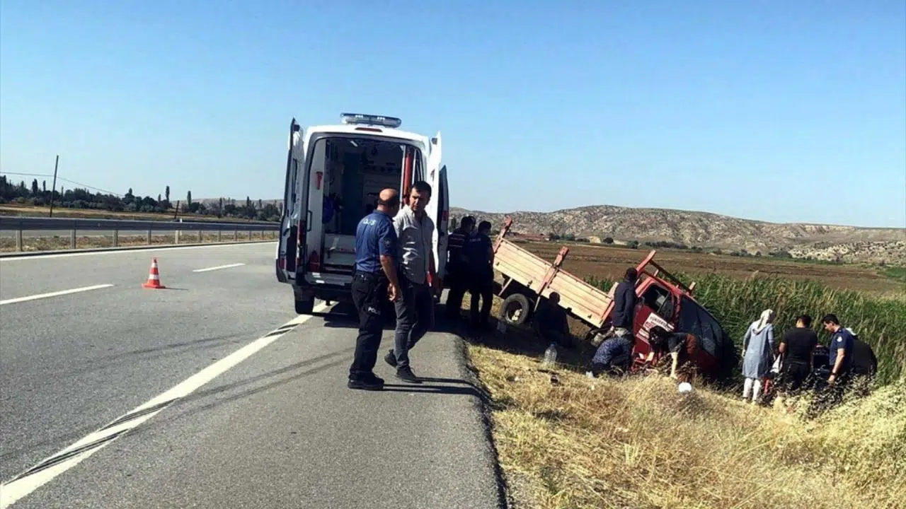 Arabasını tartıştığı kişilerin üzerine sürdü: 1 ölü 4 yaralı!