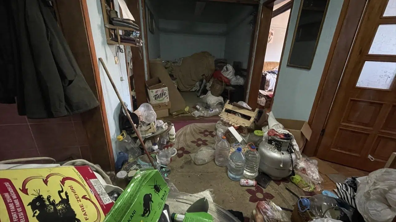 3 katlı binadan 14 kamyon çöp çıktı!