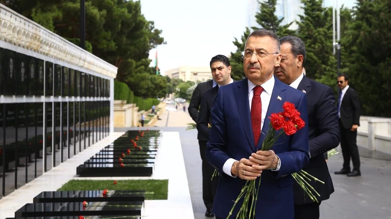 Oktay, Bakü'de şehitlikleri ziyaret etti!