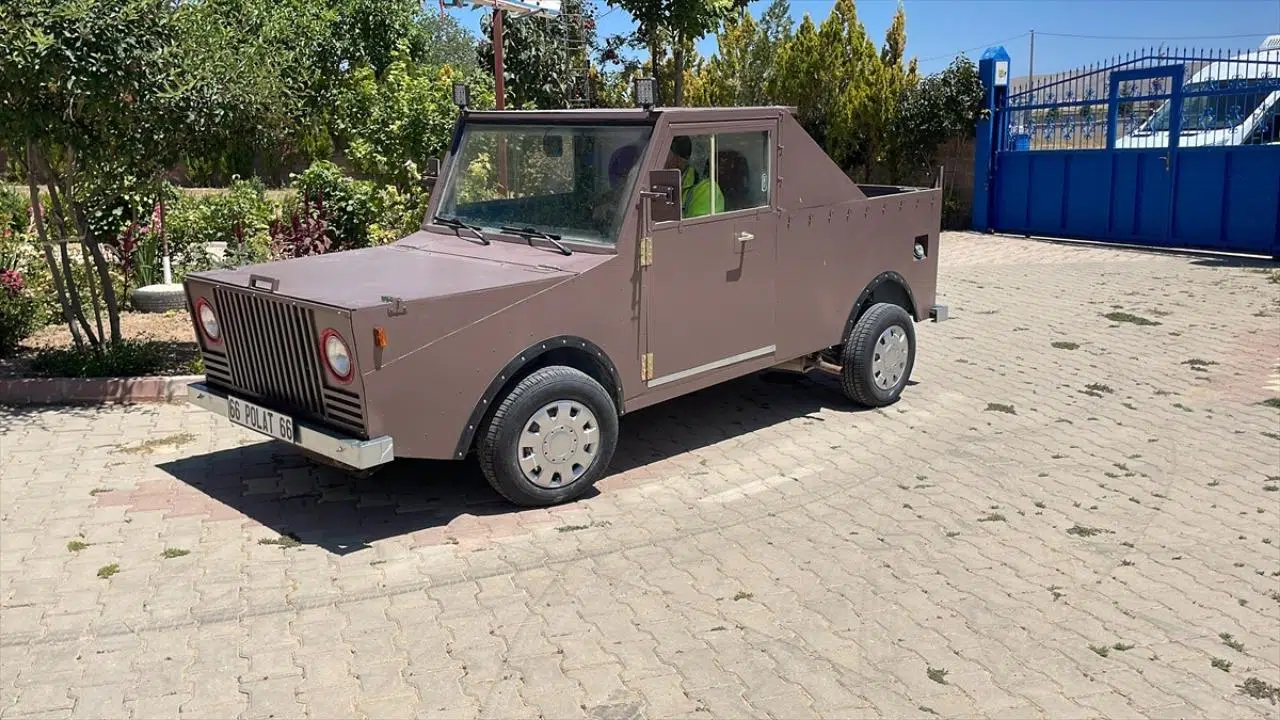 Hurdadan aldığı otomobille yük taşıyor!