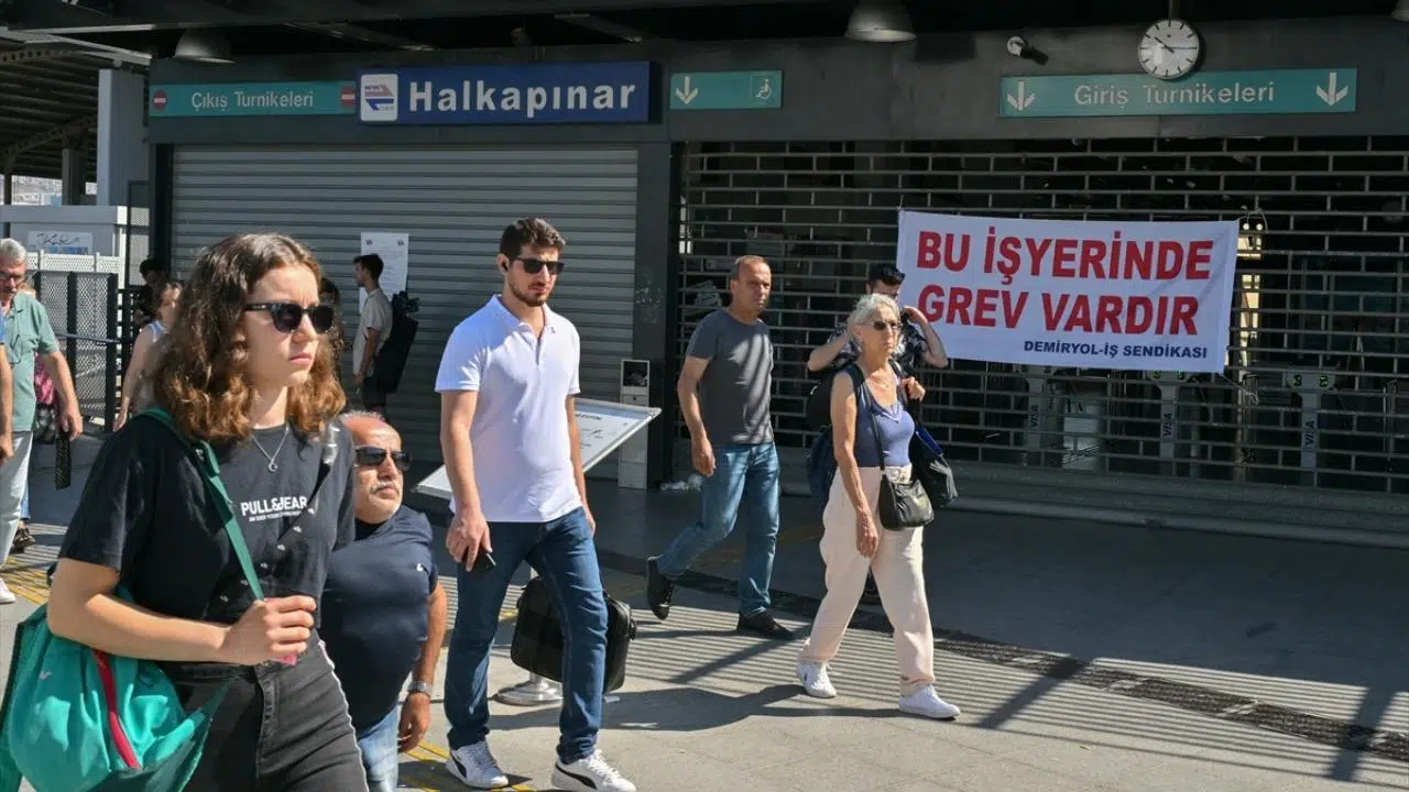 İzmir'de metro ve tramvay işçilerinin grevi sürüyor