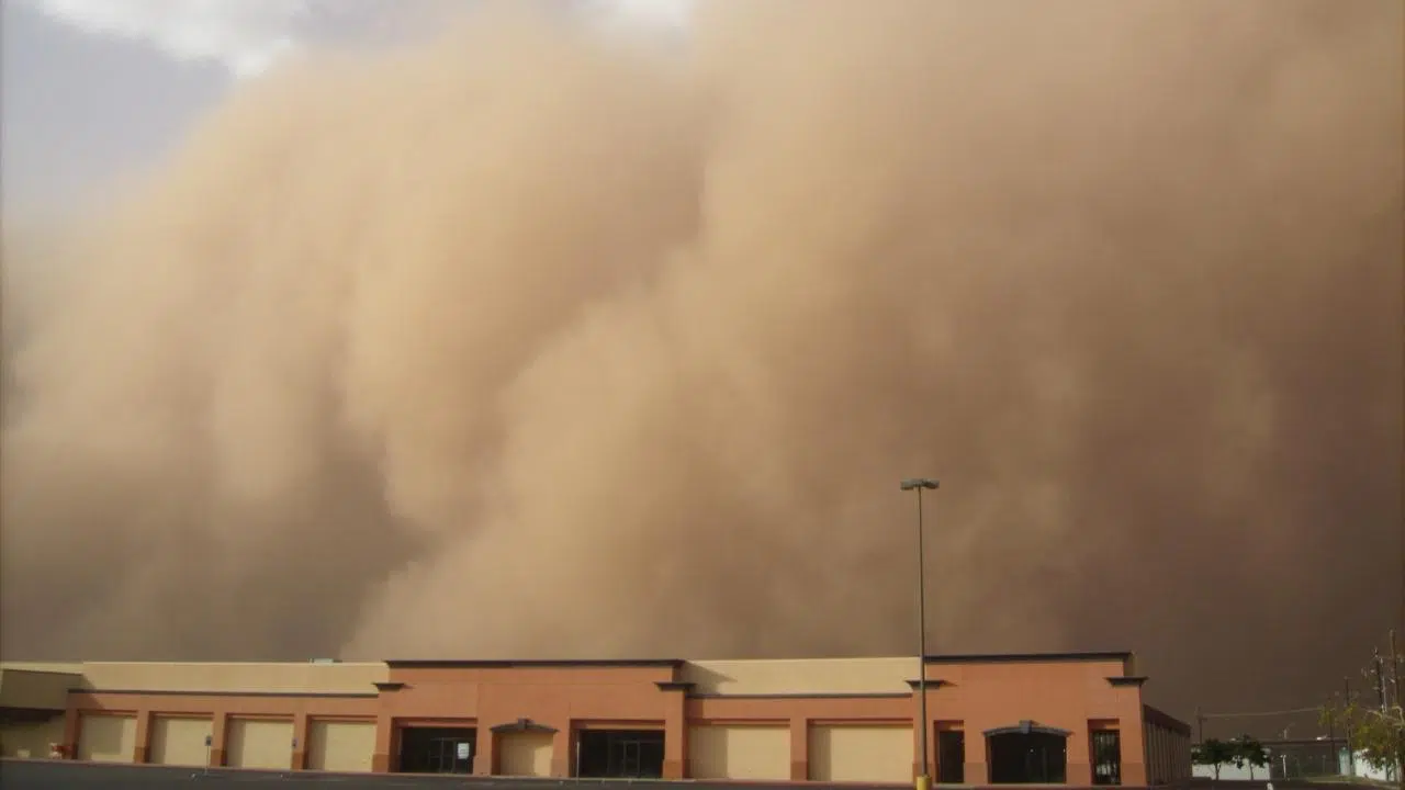 İran'da kum fırtınası: 700'den fazla kişi hastanelik oldu