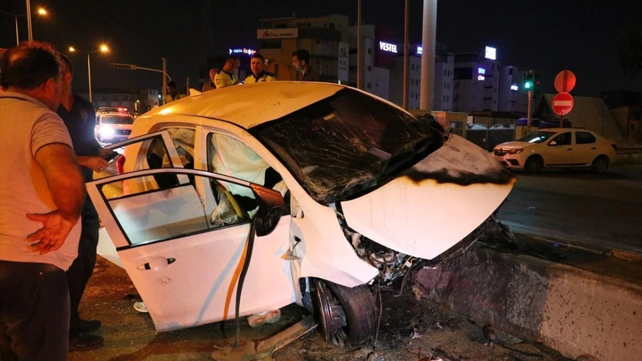 Kaza yapan araç alev alev yandı! 2 kişi ağır yaralandı!