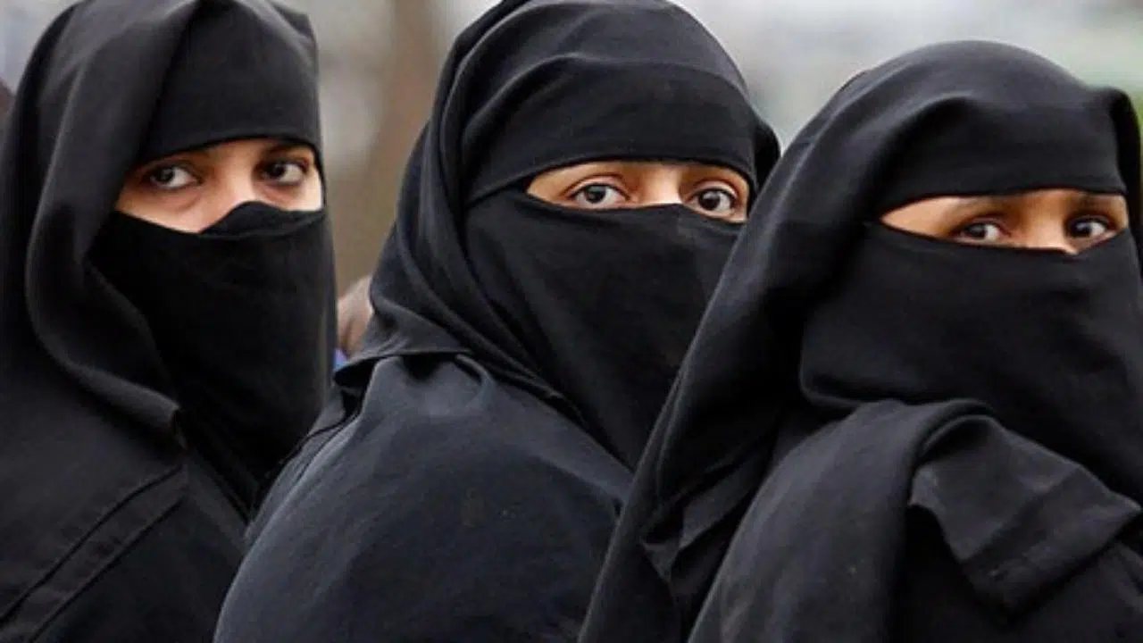 İranlı muhafazakar kadınlardan "kefenli" gösteri