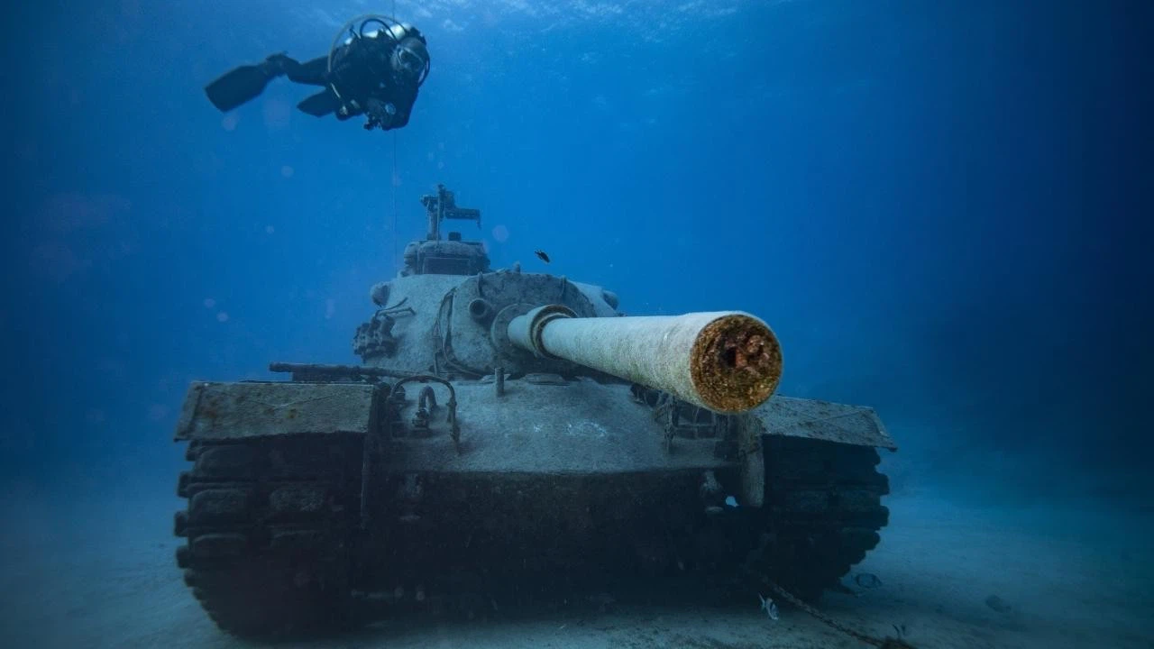 Su altındaki tanka Zafer Bayramı dalışı