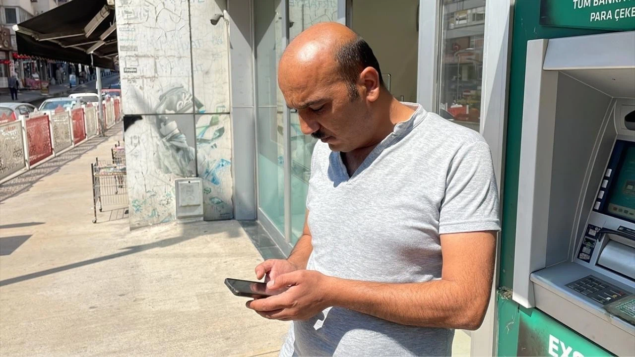 Yanlışlıkla hesabına yatırılan 500 bini iade etti!