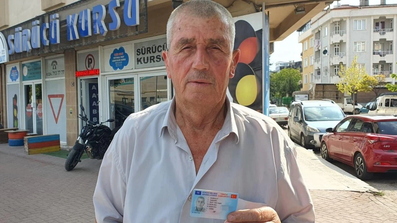 73 yaşında, 30'uncu denemesinde sürücü belgesi aldı
