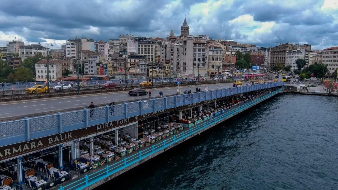 Galata Köprüsü’nde yangın paniği!