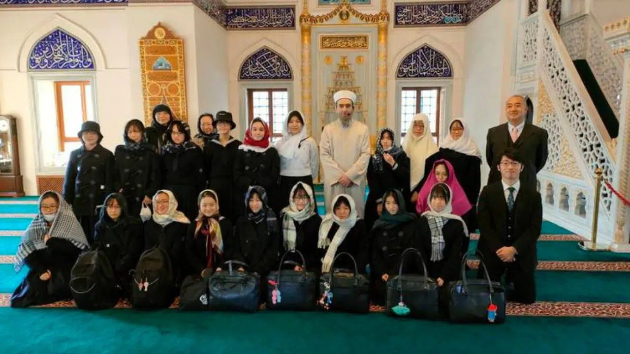 İslam'ı merak eden Japonlar, Tokyo Camisi'ni ziyaret ediyor