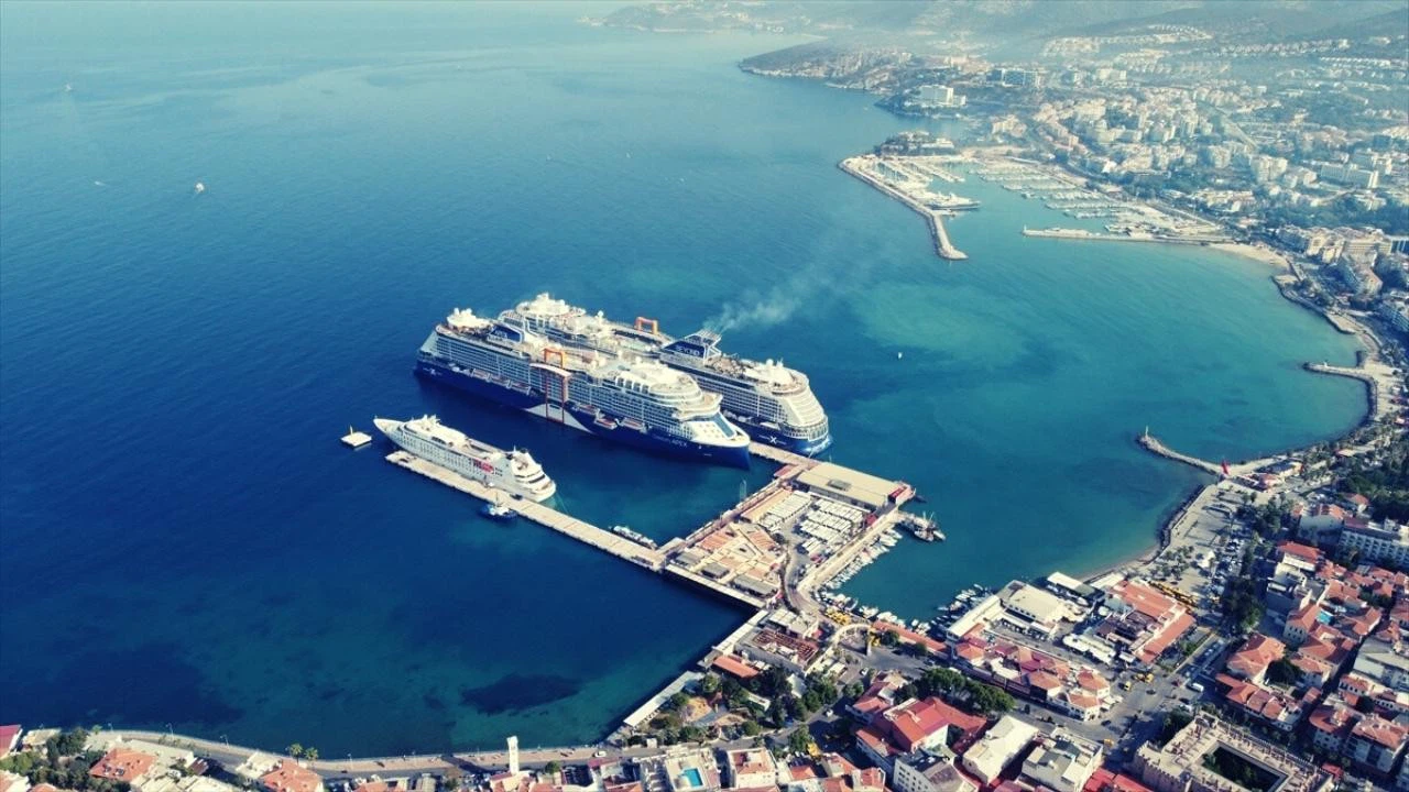 Kuşadası turiste doymadı, ağırlamaya devam ediyor!