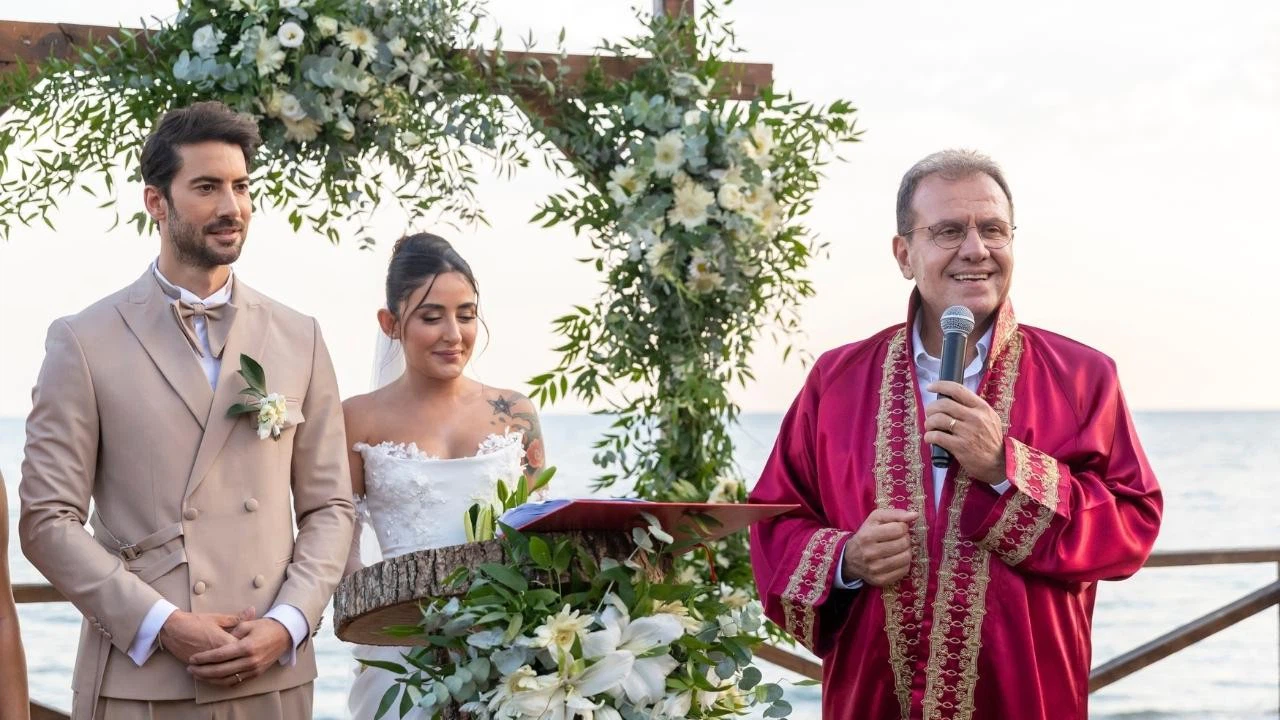 Melek Mosso evlendi: Düğün yerine depremzedelere destek!