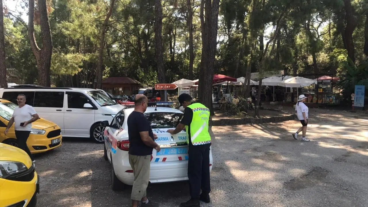 Antalya'da korsan taşımacılık yapan sürücüye binlerce lira ceza!