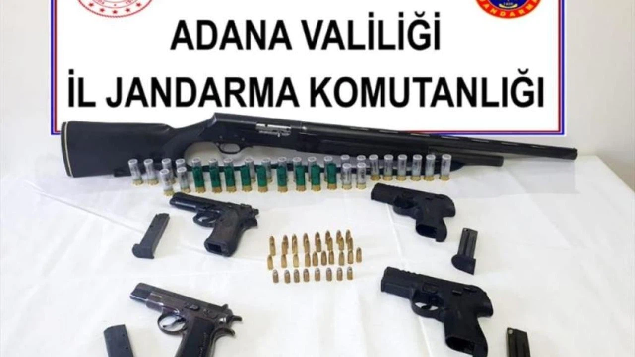 Adana'da bir evde ruhsatsız 19 tabanca ele geçirildi!