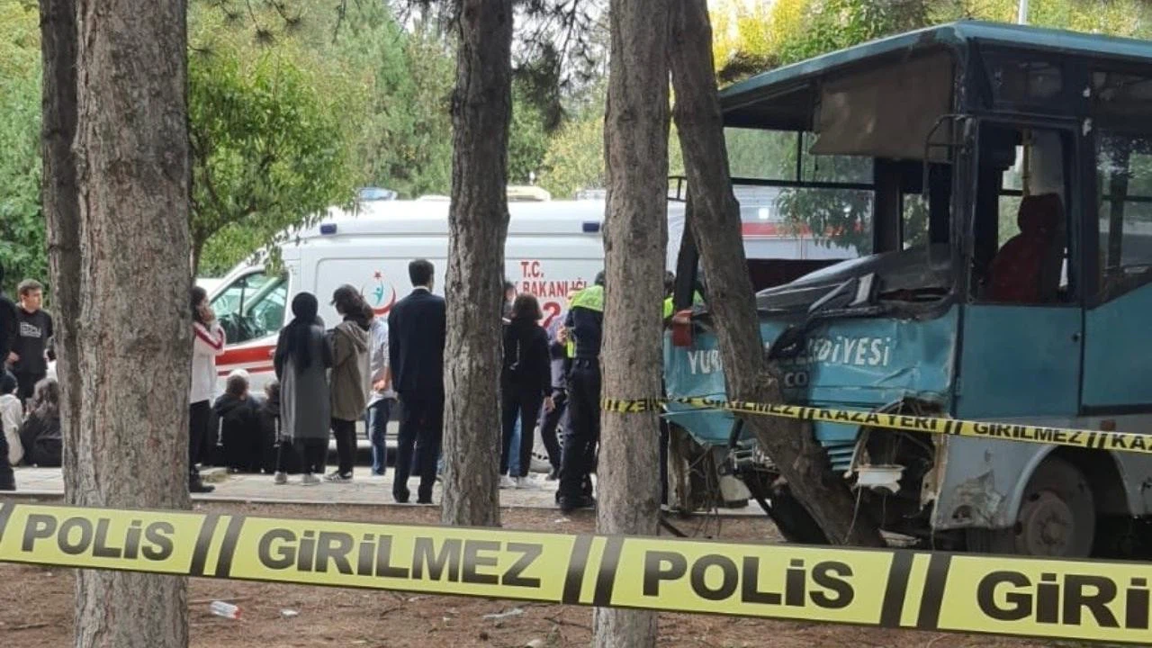 Öğrencileri taşıyan midibüs parka daldı!