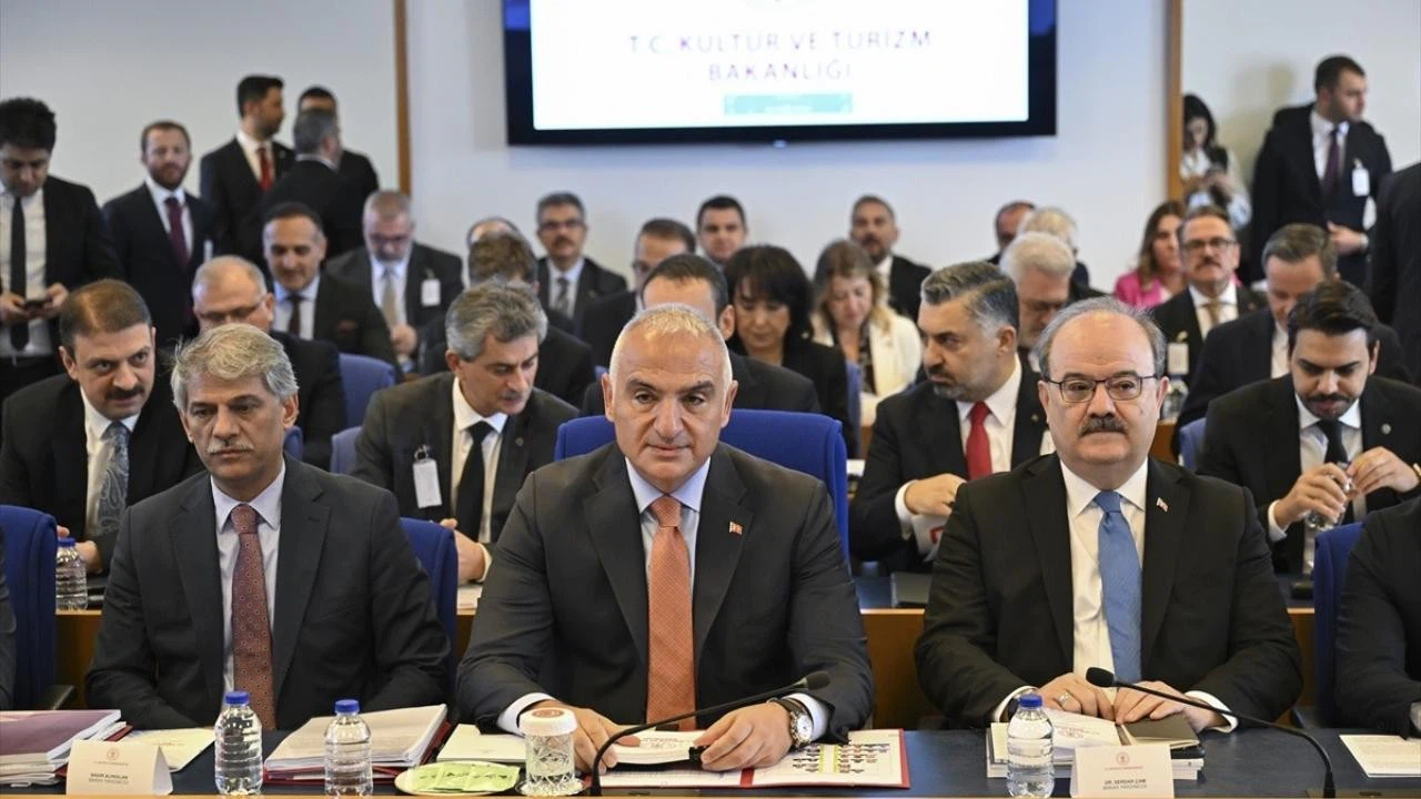 Ersoy: “9 ayda Türkiye’ye 45 milyon turist geldi"