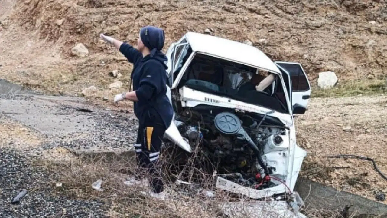 Otomobil su kanalına düştü: 5 yaralı