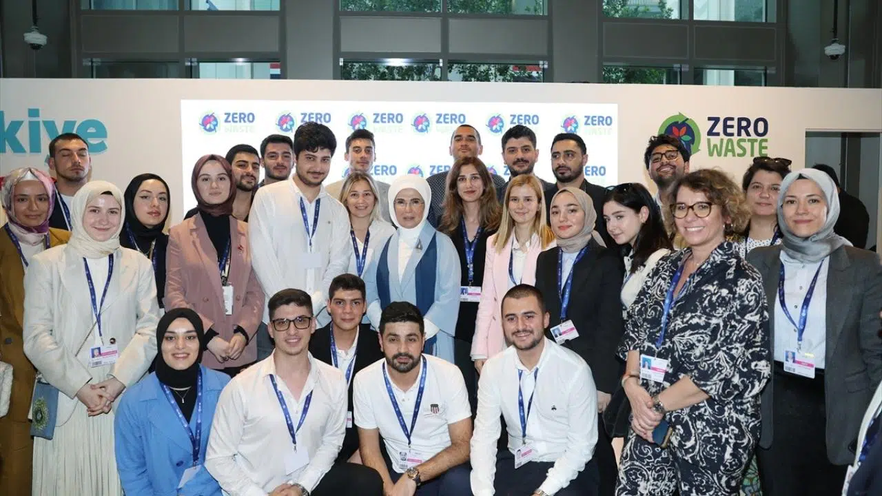 Emine Erdoğan, Dubai'de iklim elçisi gençlerle bir araya geldi!