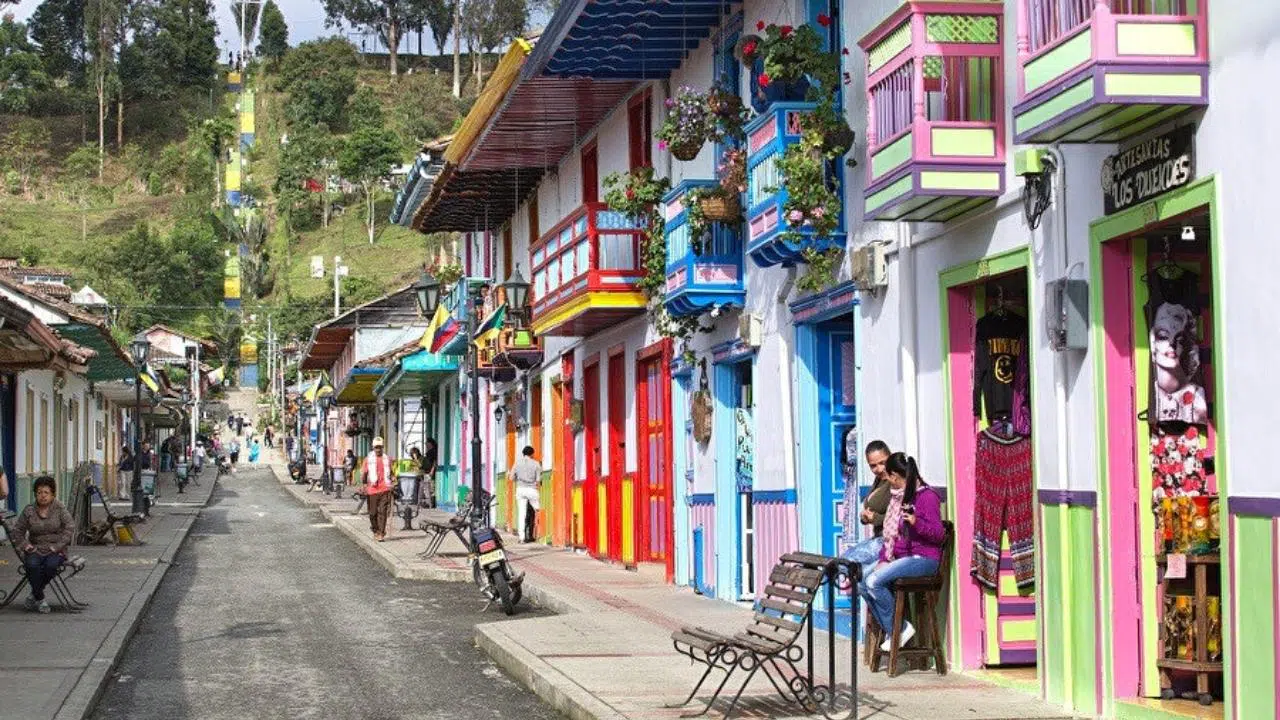 Turistik kasabada 7 ceset bulundu