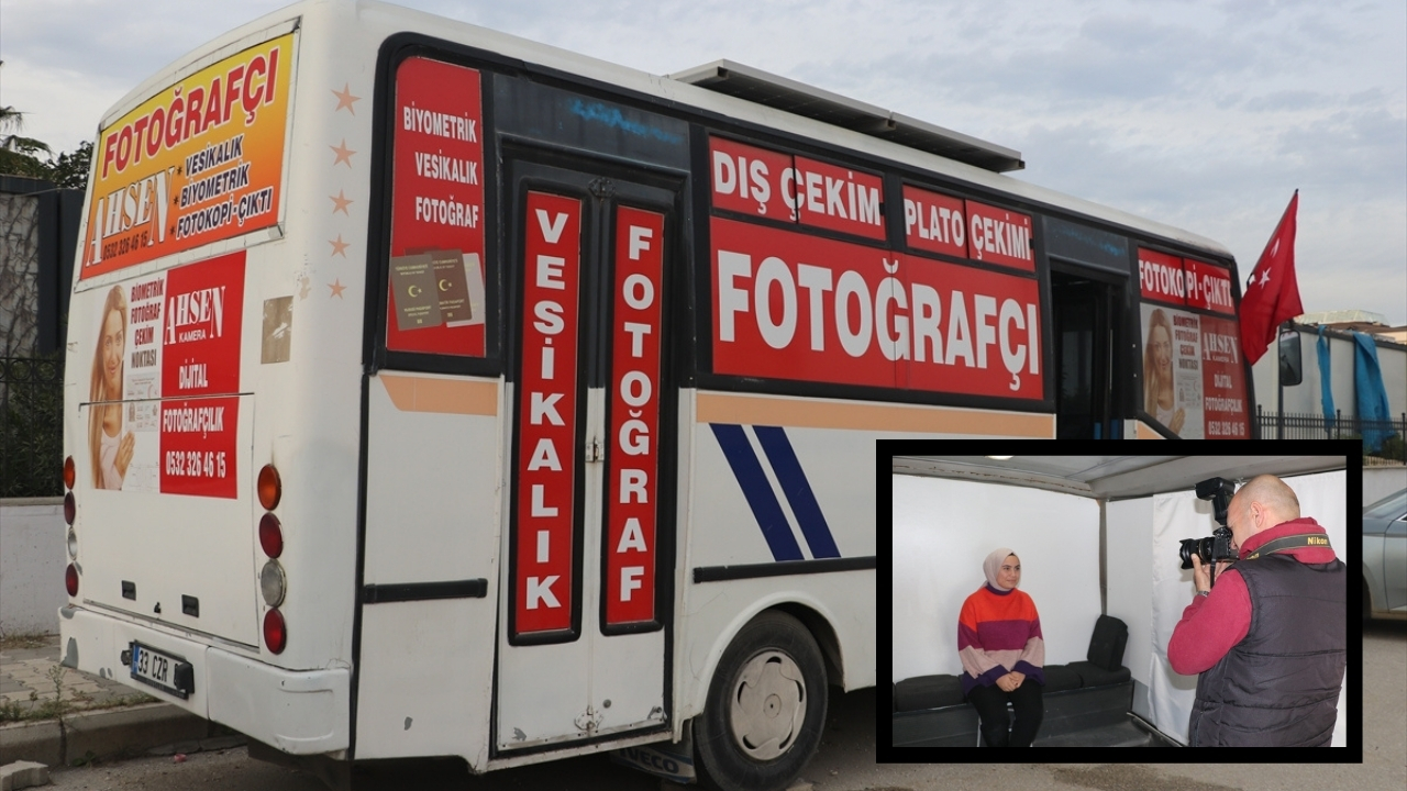 Depremde iş yeri yıkılan fotoğrafçı midibüsü stüdyoya çevirdi!