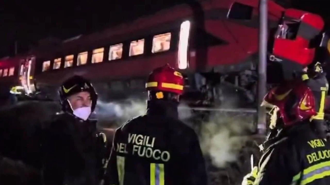 İtalya'da iki tren çarpıştı: Çok sayıda yaralı var