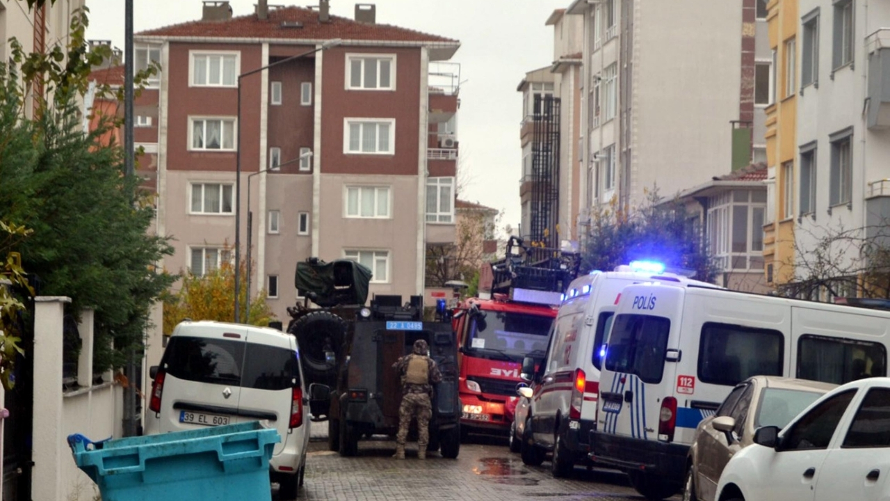 Eşini silahla rehin aldı!