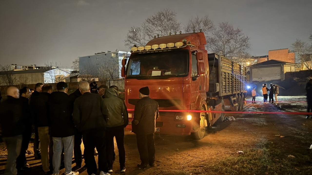 Önüne düştüğü tırın altında kaldı!
