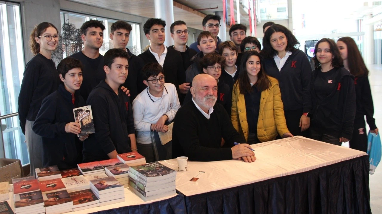 Ercan Kesal, kolejlilerle kitap fuarında buluştu
