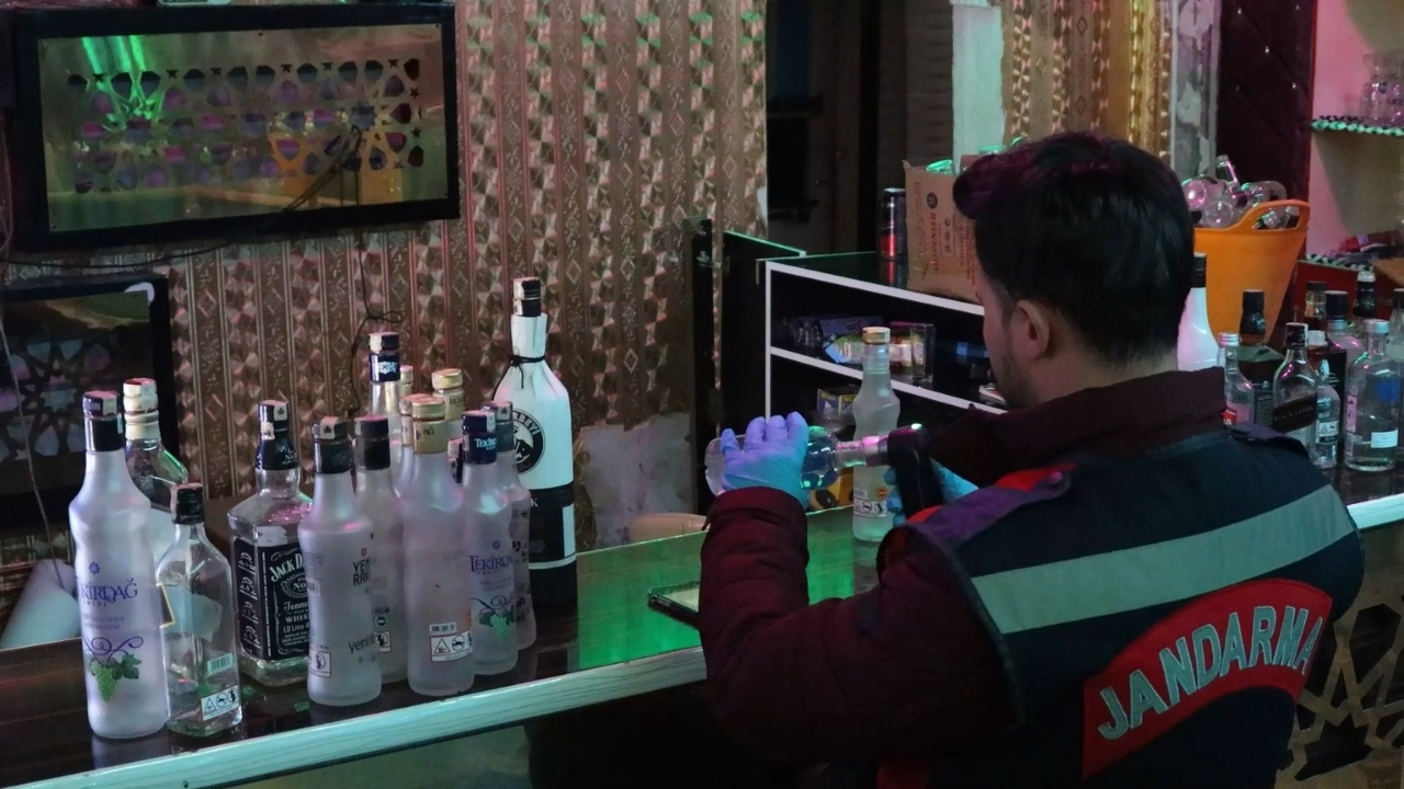 Eğlence mekanına 'uyuşturucu' baskını; 8 gözaltı