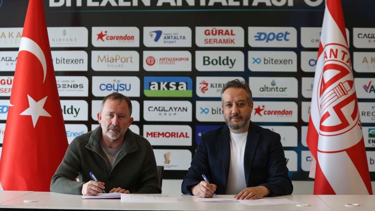 Sergen Yalçın, Antalyaspor'a imzayı attı