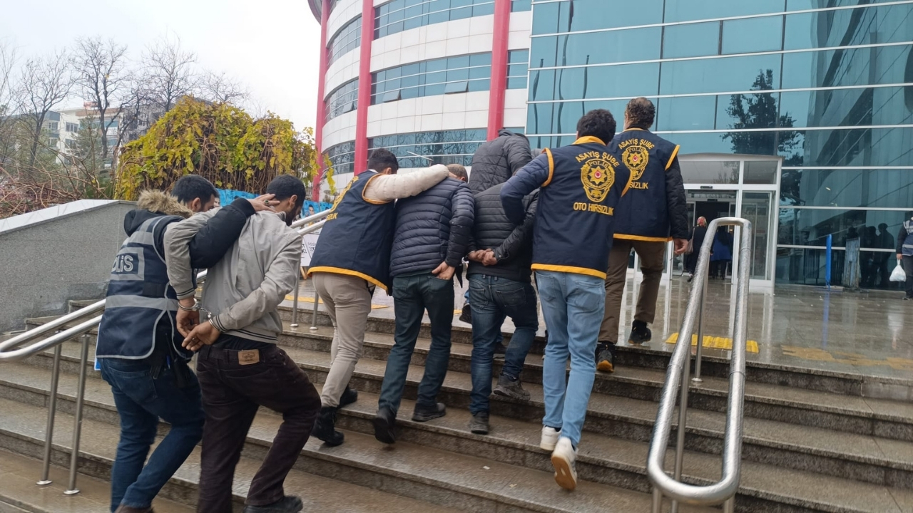 Hasarlı binalardan kombi çaldılar: 5 gözaltı