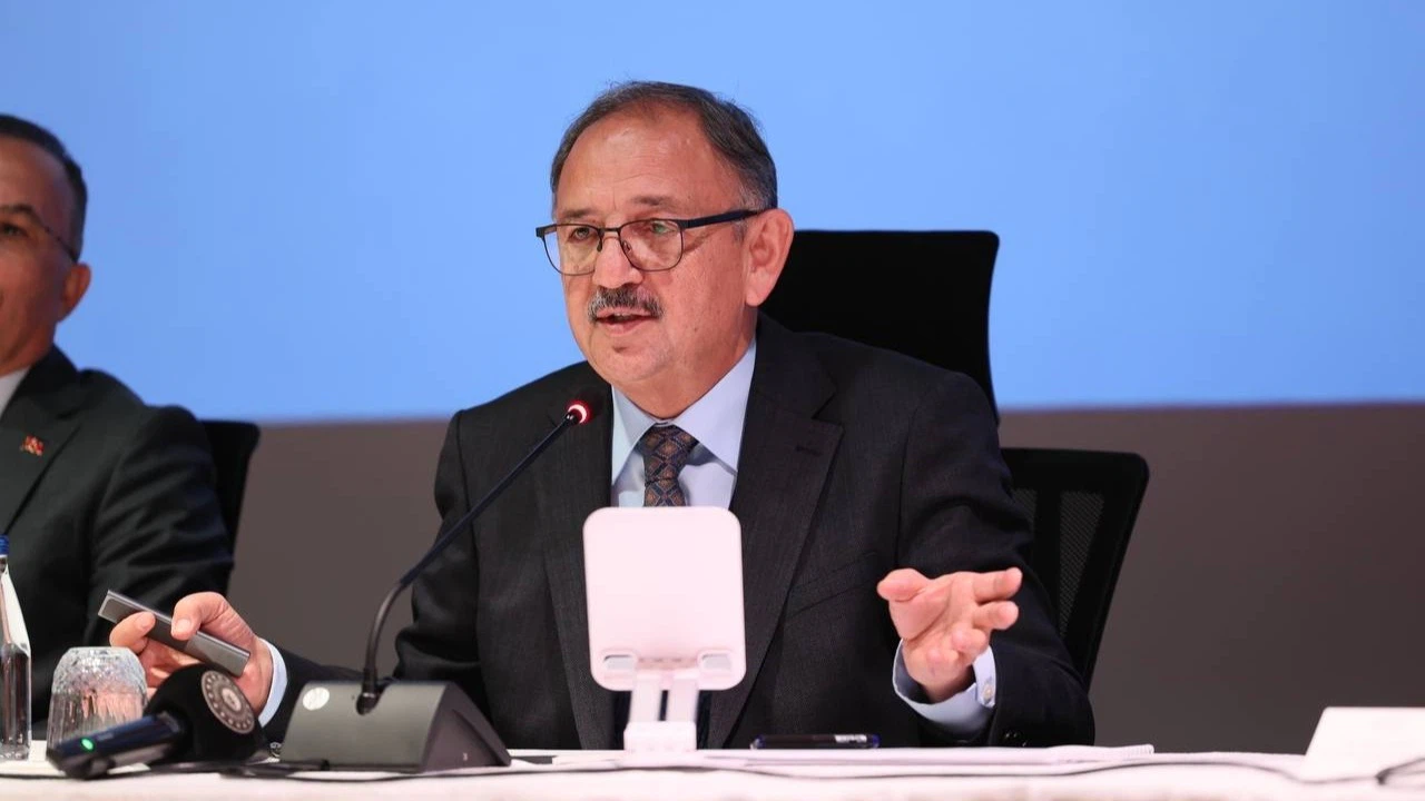 Bakan Özhaseki Gaziantep'te yapılan deprem konutlarını inceledi