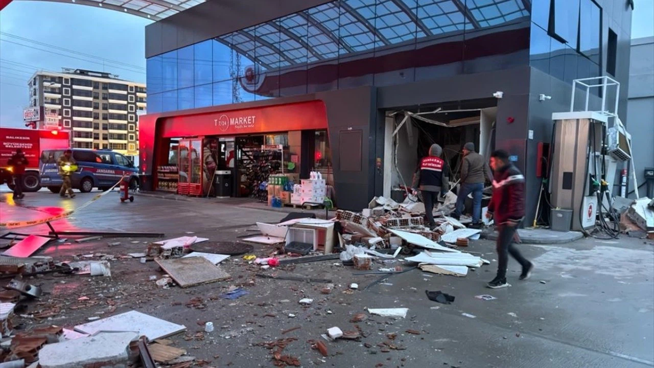 Akaryakıt istasyonunda patlama: 2 yaralı
