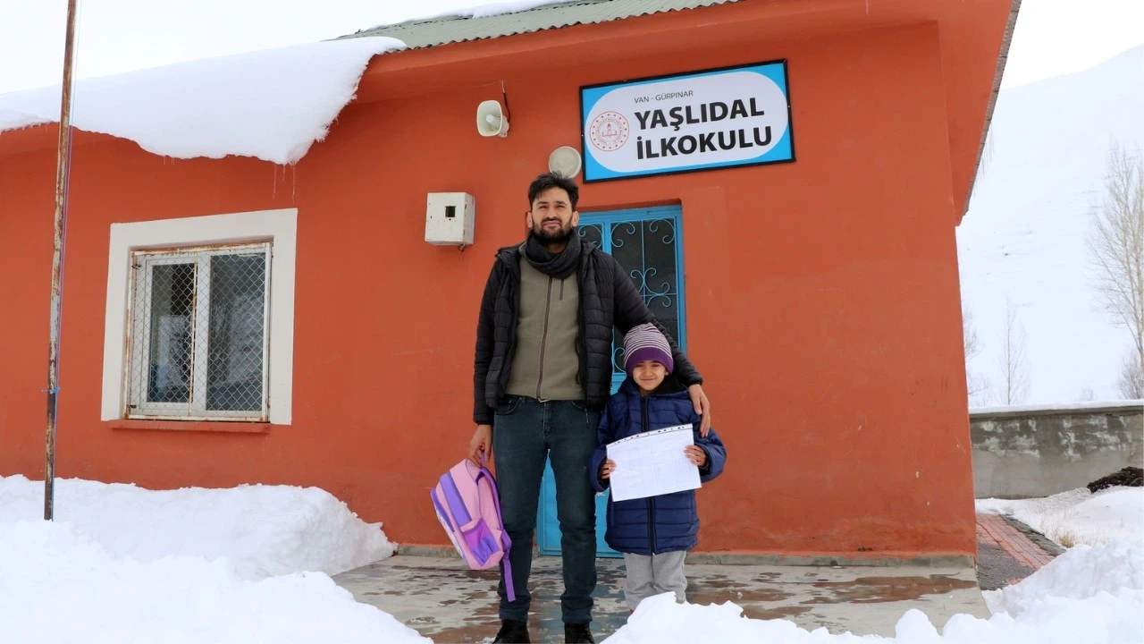 Okulun tek öğrencisi Hasret'in karne sevinci