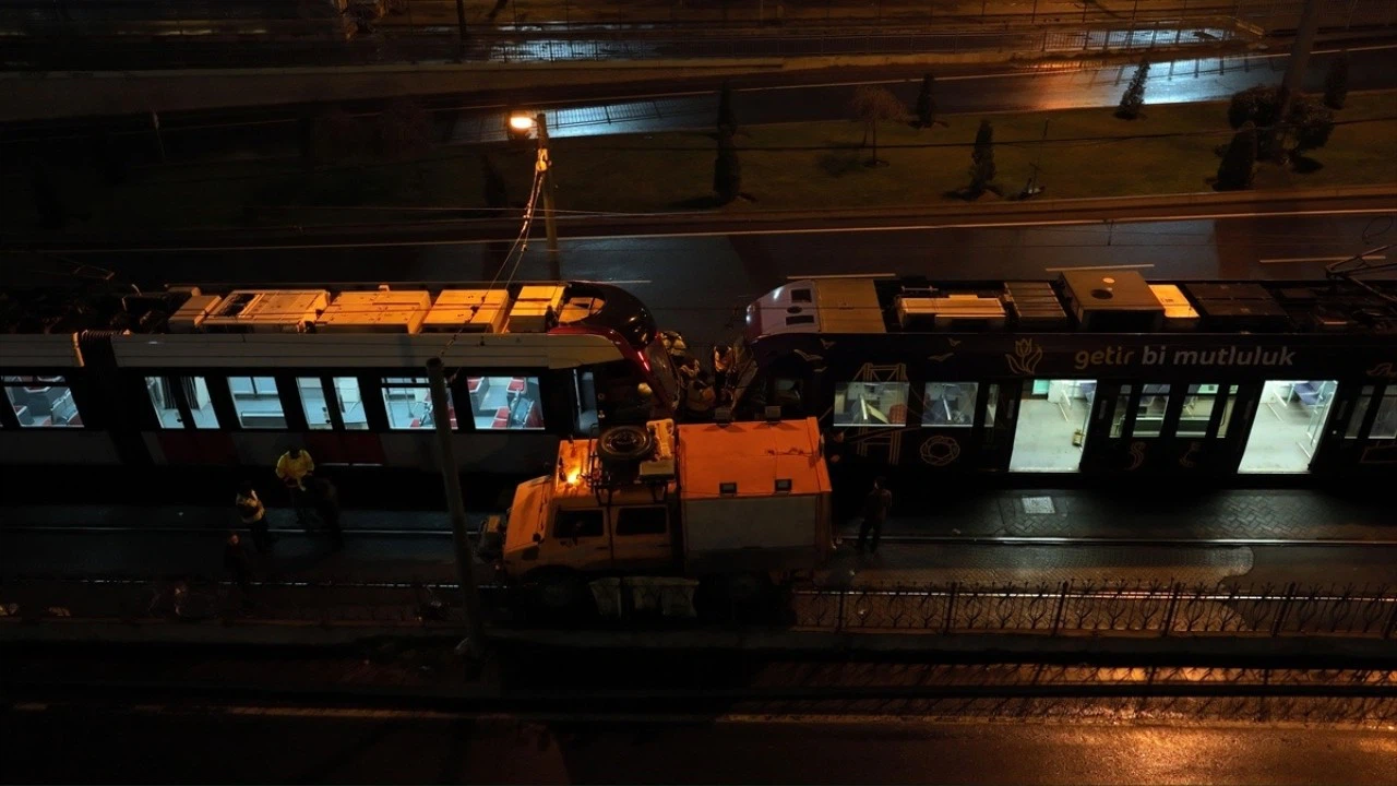 Zeytinburnu'nda tramvay kazası: Seferler normale döndü
