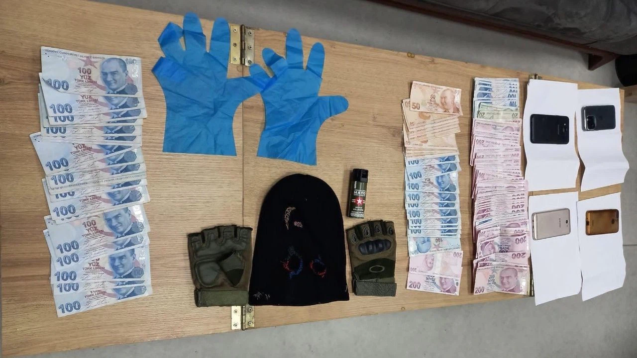 Eşcinsel ilişki vaadiyle çağırdıkları evde gasp ettiler!