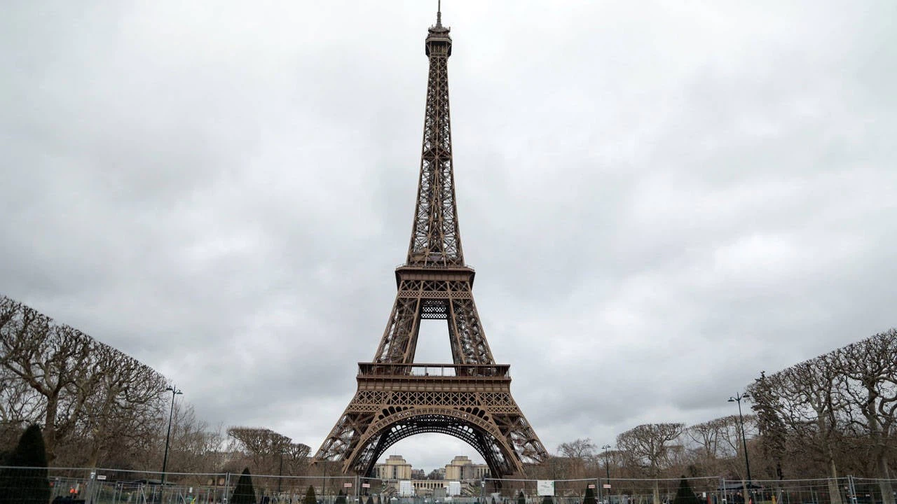 Eyfel Kulesi 6 gün süren grevin ardından ziyarete açıldı