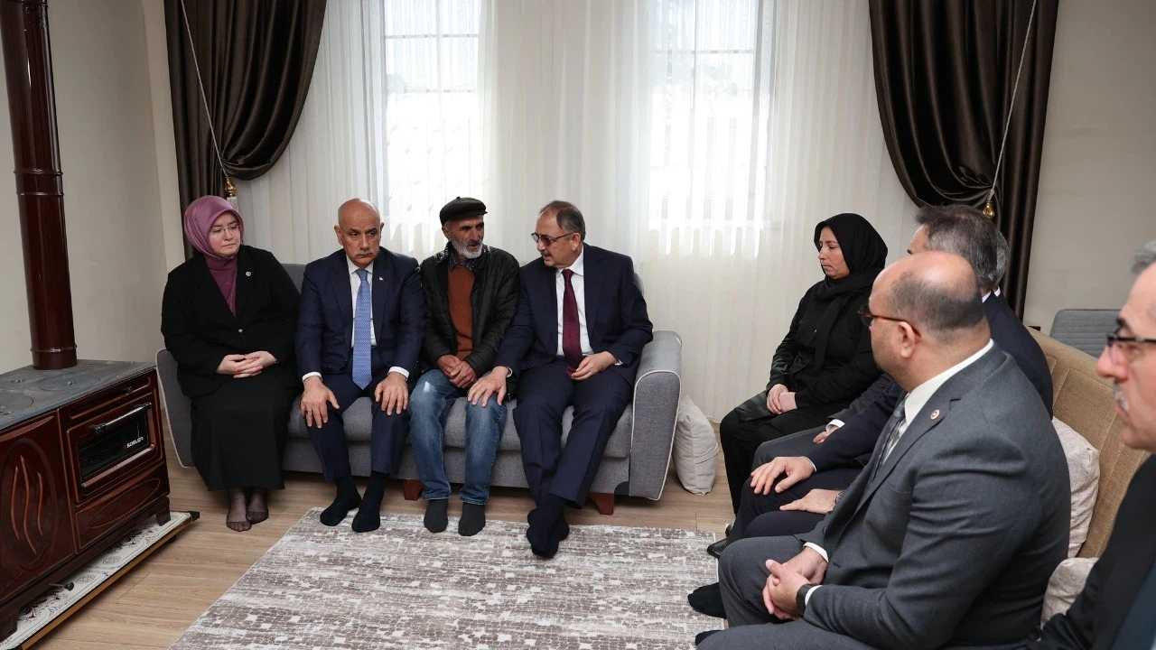 Bakan Özhaseki'den depremzede şehit ailesine ziyaret