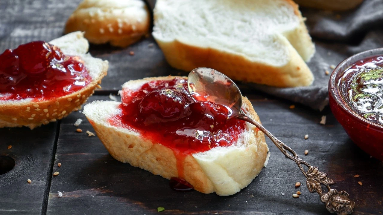 Ev Yapımı Lezzet: Çilek Reçeli Nasıl Yapılır?