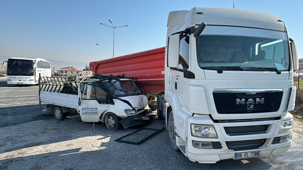 Elazığ'da tır ile kamyonet çarpıştı!