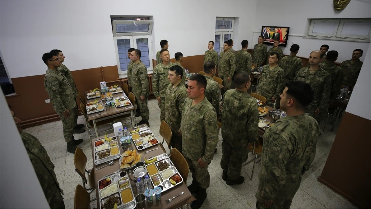 Sınırda görevli Mehmetçik ilk iftarı yaptı