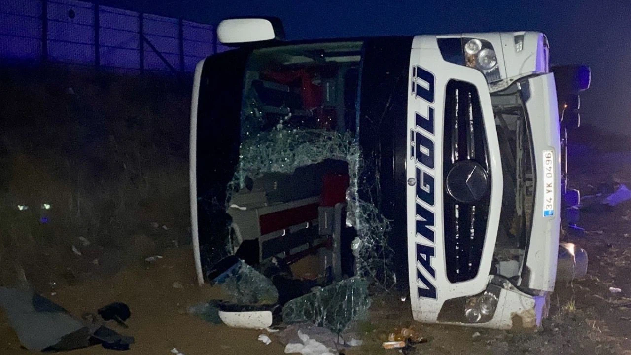 Kırşehir'de yolcu otobüsünün devrildi!